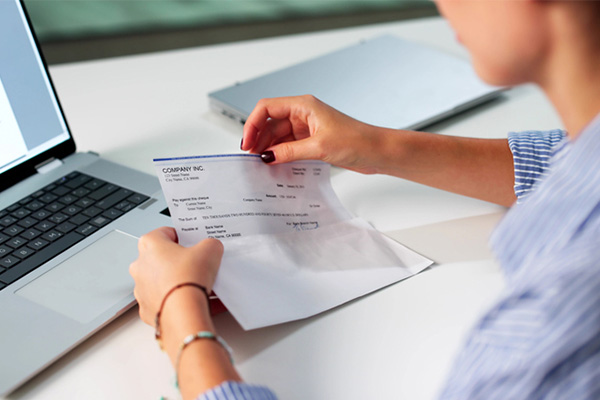 The Average American Spends Half Their Paycheck in the First 48 Hours